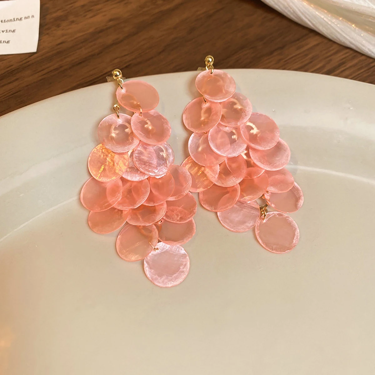 أقراط للنساء تصميم أنيق على شكل صدفة للصيف على عطلة الشاطئ مجوهرات عصرية مصنوعة يدويًا وإكسسوارات هيبوالرجينيك فريدة من نوعها