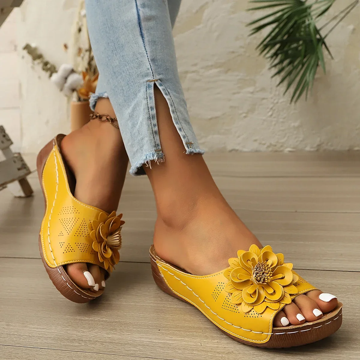 Damen Keilabsatz-Sandalen mit Blumendekor, offener Zehenbereich, Kunstleder, hohle Ausführung, zum Hineinschlüpfen, dicke Sohle, sommerliche, lässige Strand-Mules. – Detail 7
