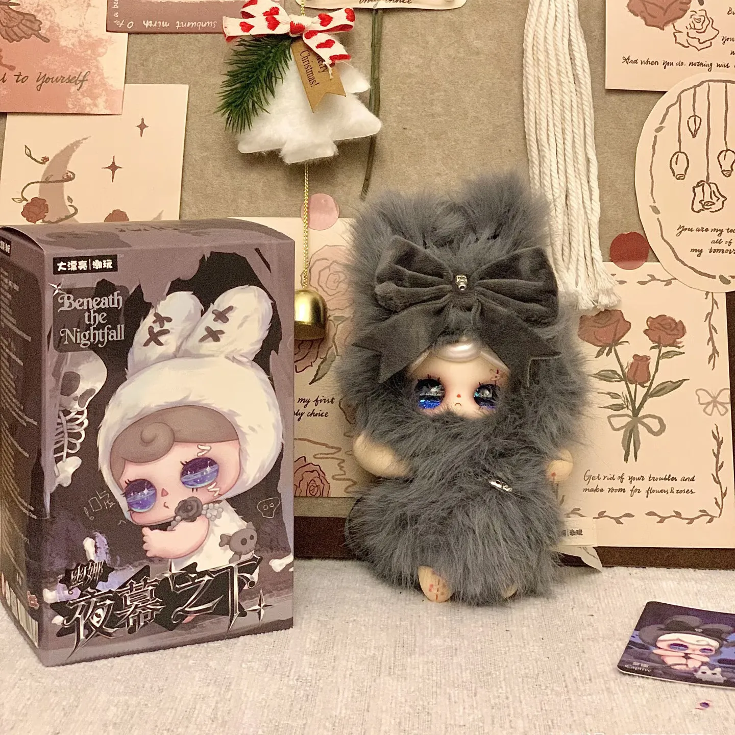 

Плюшевый брелок-сюрприз Howonder Yuna Beneath The Nightfall: коллекционная кукла в готическом стиле, идеальный подарок для девочек
