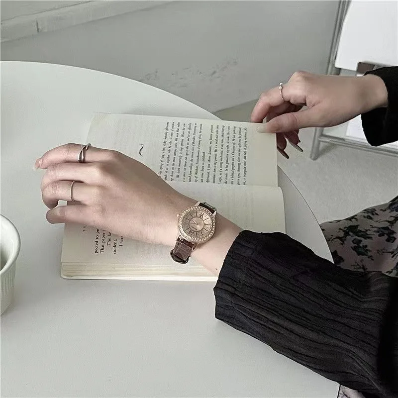 Orologio di design di lusso di marca per donna, cinturino in pelle, orologi eleganti con diamanti, orologio da polso al quarzo da donna con quadrante in oro Roma