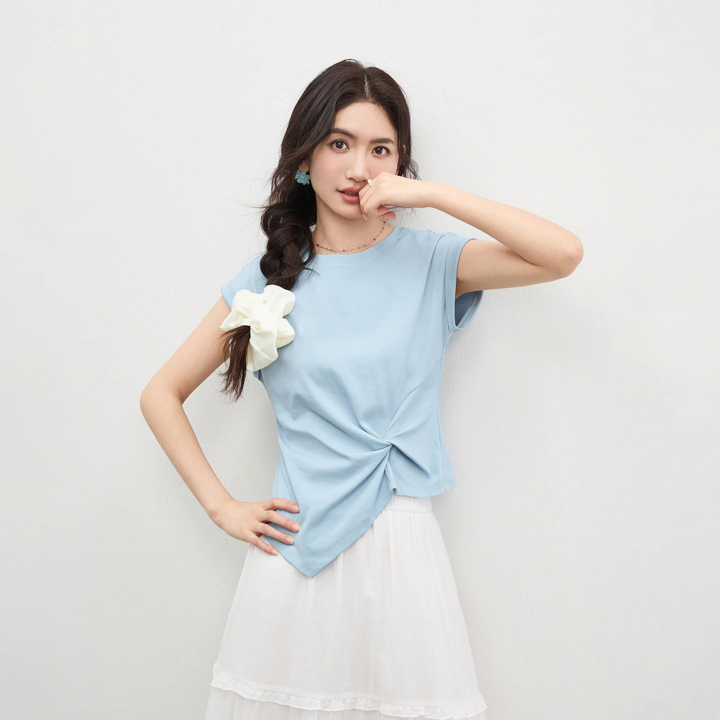 T-shirt SENTUBILA pour femme 100 % coton, nouvelle collection été 2026, col rond, devant torsadé, ourlet asymétrique, coupe ajustée courte, usage quotidien 162TA4995