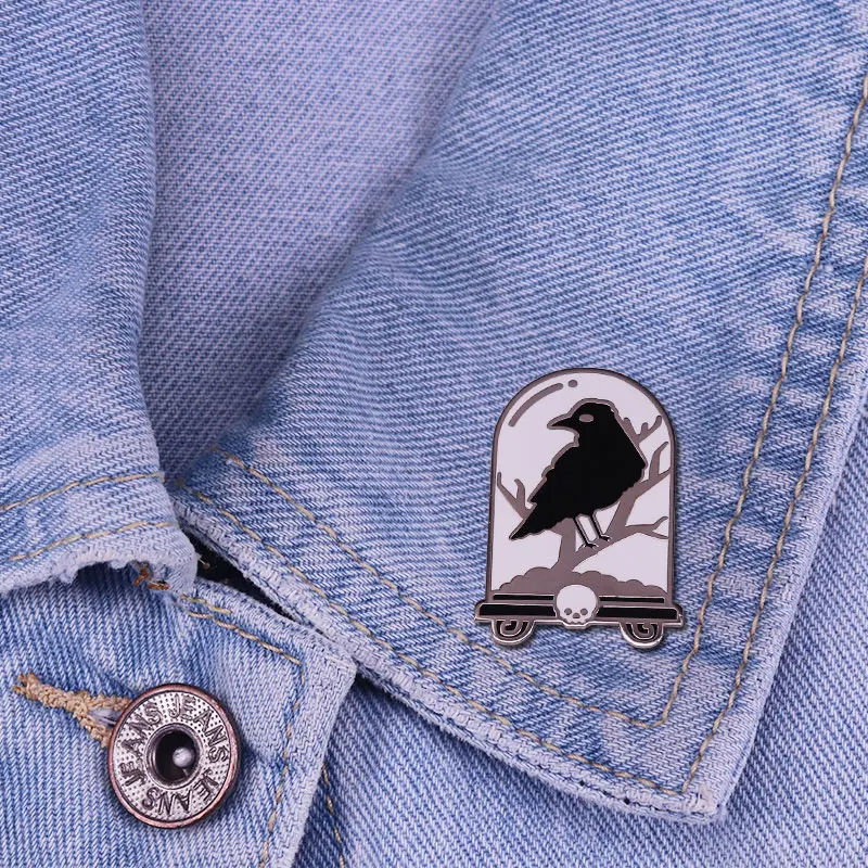 Black Raven Crow Bird Skull Mound Tombstone Enamel Pin Gothic Halloween Badge brooch