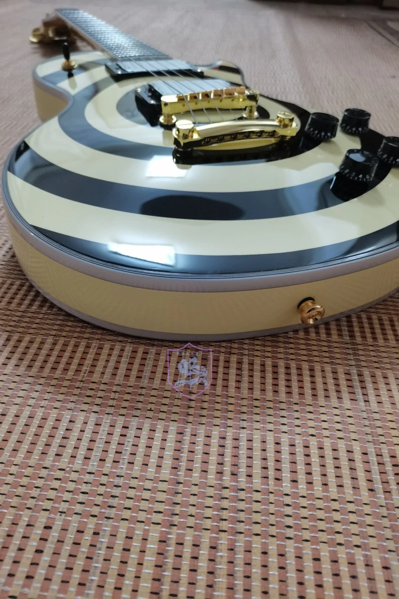 

6-струнная электрогитара, гриф из красного дерева, золотая фурнитура, корпус цвета персикового цветка.