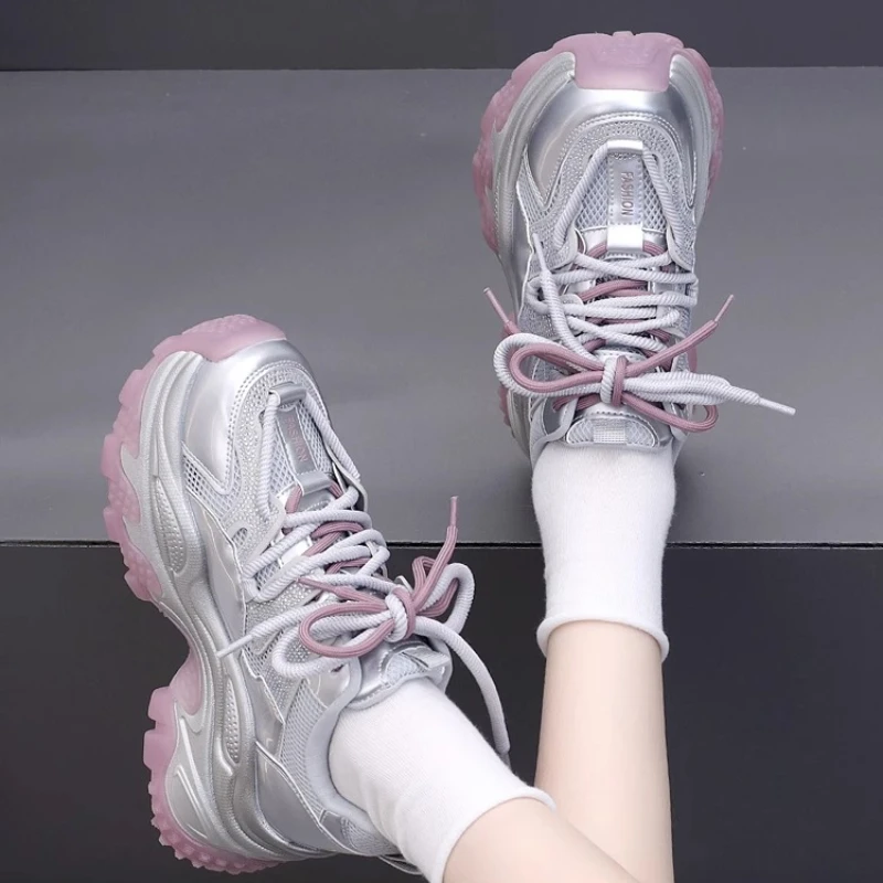 2025 حذاء أبي جديد مضاد للانزلاق باللون الوردي ونعل سميك متعدد الاستخدامات حذاء رياضي كاجوال للنساء
