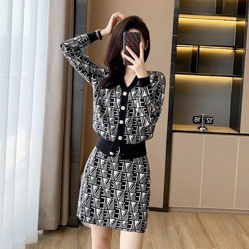 2024 Korean Style Printing Knitted Suits V-Collar Buttons Design Short Cardigan+Mini Single Breasted Skirt Women Sets T658