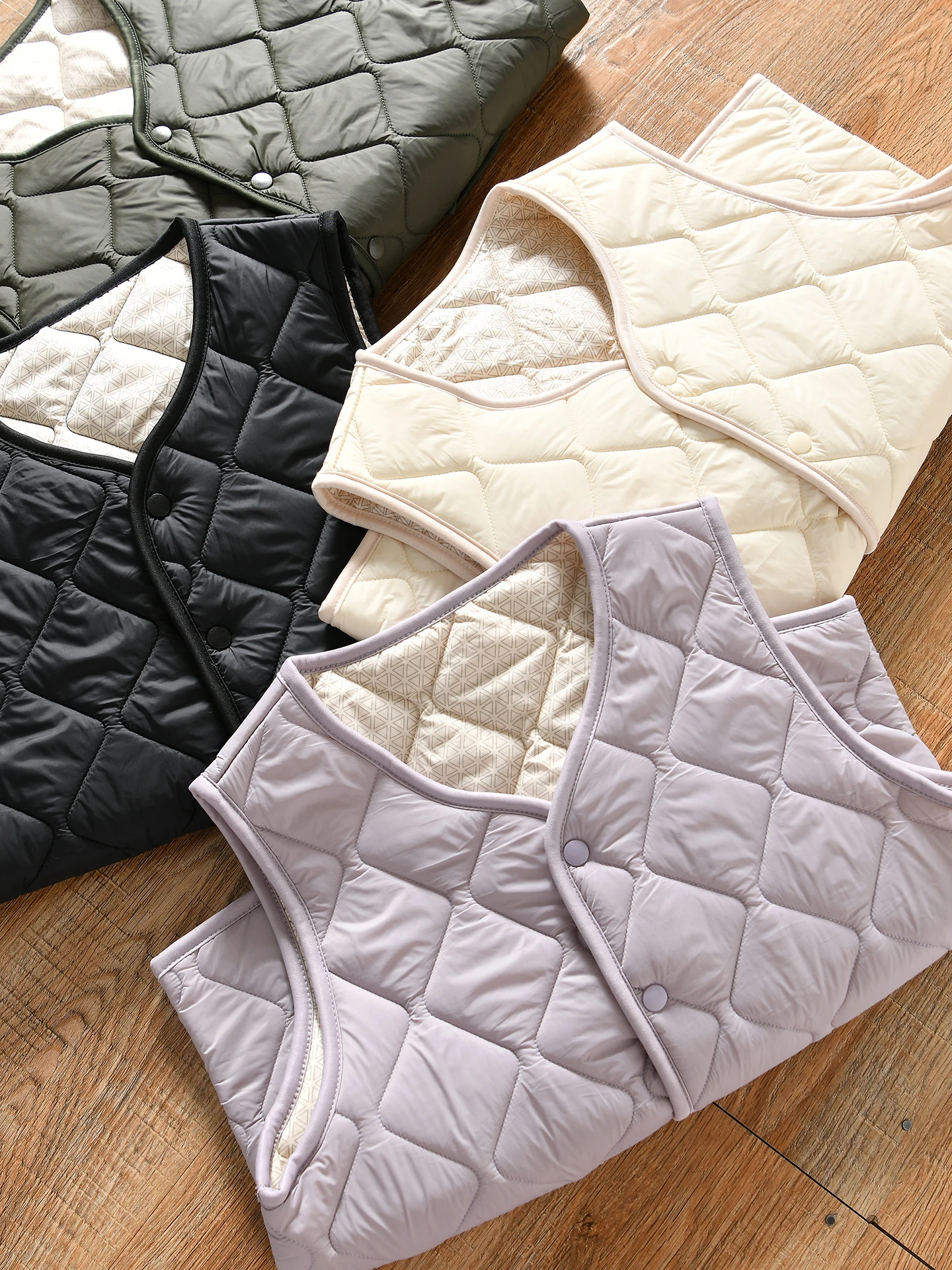 Men's Lightweight Warm Diamond Stitch V-Neck Vest Autumn Winter Casual Fashion Polyester Nylon Composite Fiber Thickened Oute...