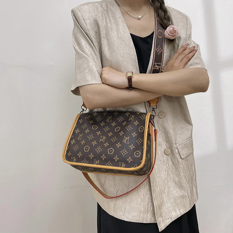 

Classic Tote Bag For Ladies In Premium Leather By Famous Designer Offering Timeless Elegant Style And Practicality