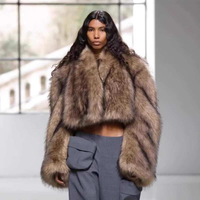 เสื้อโค้ทขนเฟอร์เทียมสีขาวสำหรับผู้หญิง ฤดูหนาว 2025 ปกคอปกพับได้ ดีไซน์หรูหรา สั้น  ลำลอง  หรูหรา  เหมาะสำหรับใส่ไปทำงาน