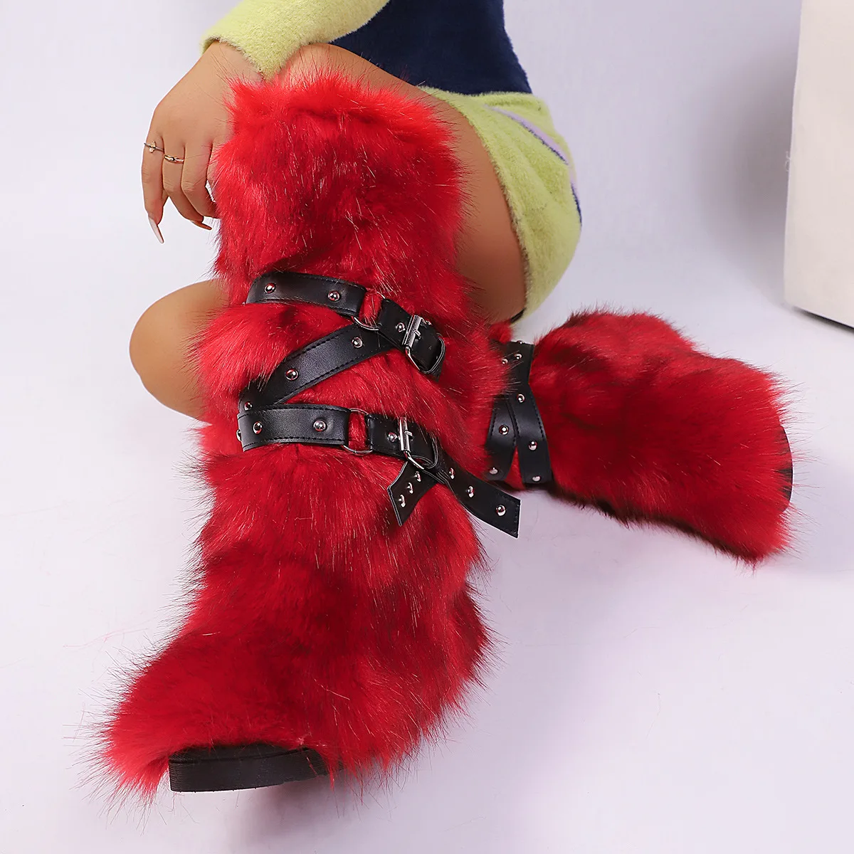 

Сапоги из монгольского меха, зимние сапоги до колена для женщин, новинка 2025 года, обувь на плоском каблуке, большие размеры 46, плюшевая меховая обувь с пряжкой