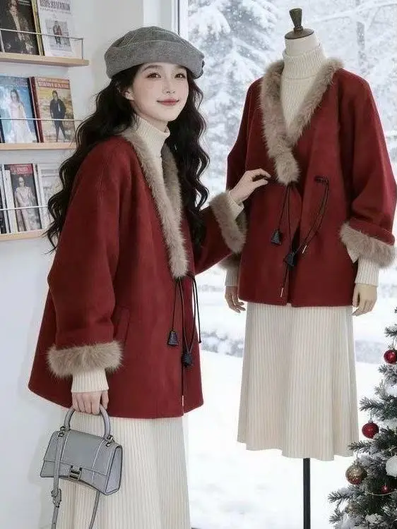 

Новая китайская женская зимняя куртка средней длины из норки с красным меховым воротником, в национальном стиле, водонепроницаемая, для ленивого образа.