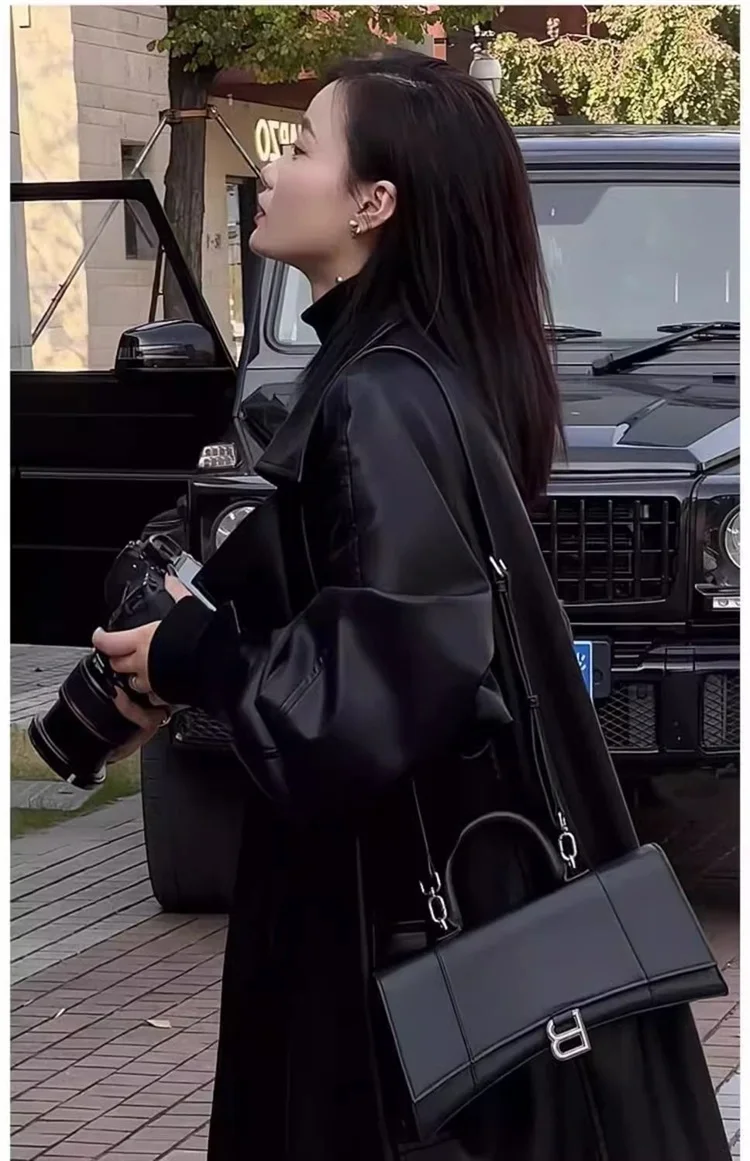 A long Black Pu Leather Windbreaker With Fleece For Spring And Autumn An Elegant And Luxurious Designer Long Coat For Women 2025