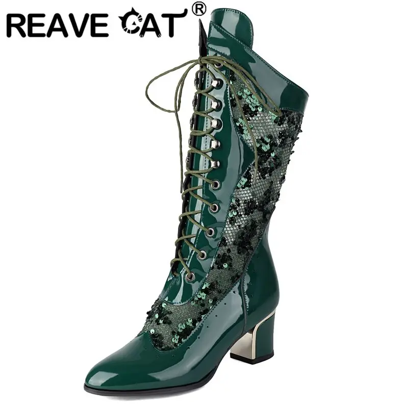 

REAVE CAT Модные блестящие женские ботинки с острым носком на блочном каблуке 5,5 см, шнуровка, дышащая сетка, большие размеры 42 43, вечерние пикантные блестящие бота