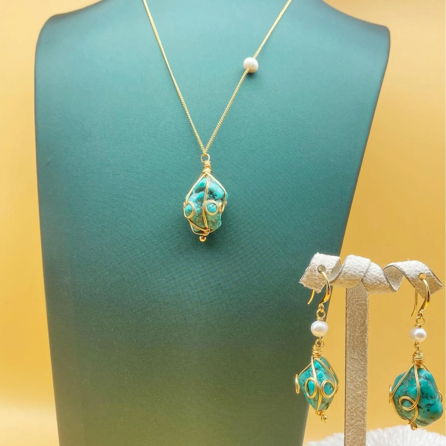 

Natural turquoise jewelry set women's design sense noble temperament necklace ear hook set