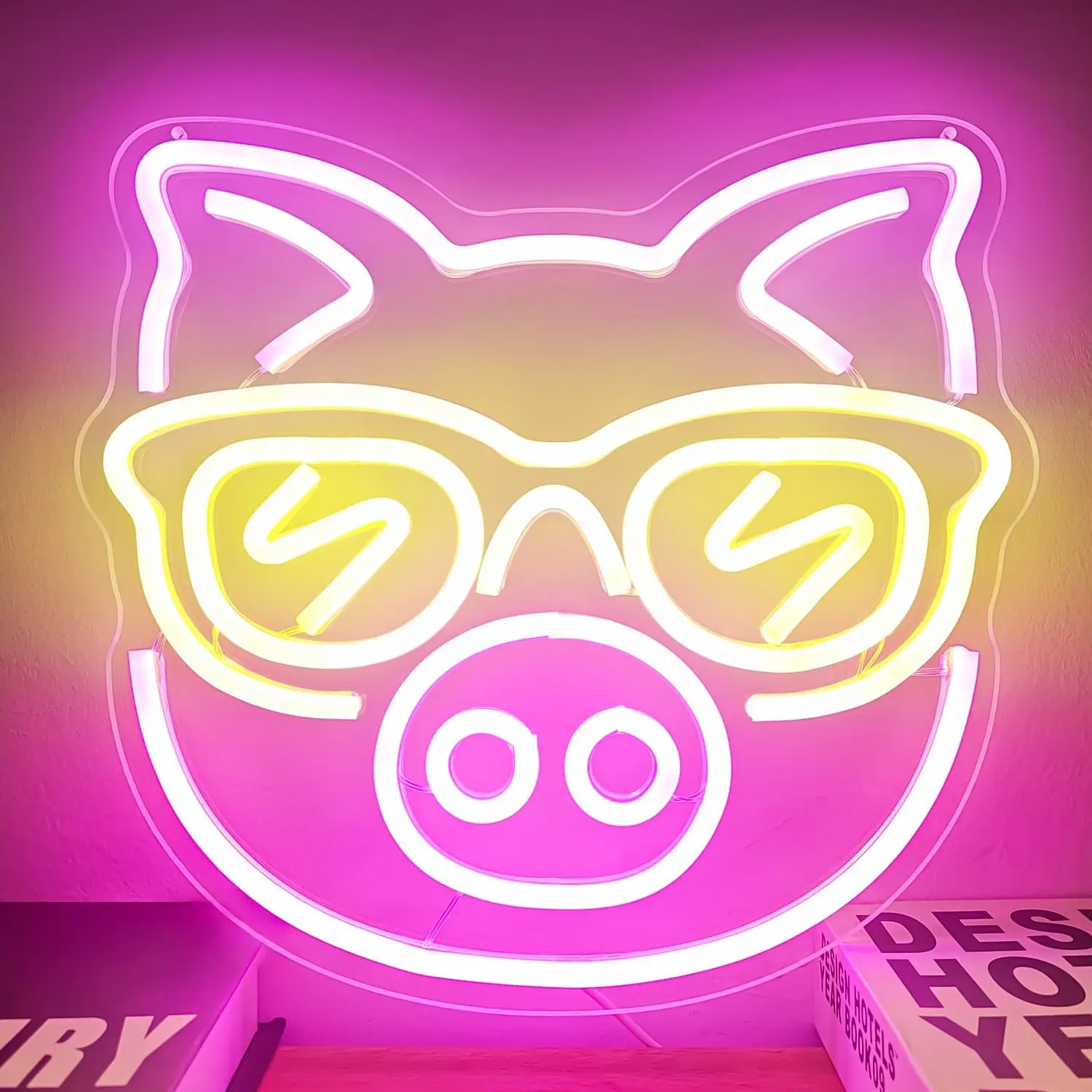 แว่นตากันแดดรูปหมู LED ไฟนีออนหรี่แสงได้สัญลักษณ์ USB ปากการูปหัวใจสุนทรียภาพใช้พลังงานสำหรับเครื่องตกแต่งฝาผนังห้องเกมปาร์ตี้ของขวัญวันเกิด