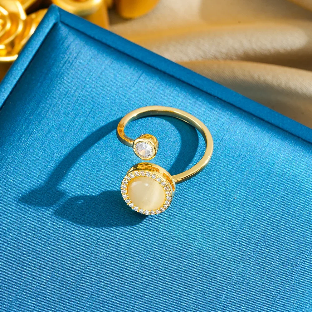 

The fresh rotating collarbone chain cat's eye flower necklace features a niche design