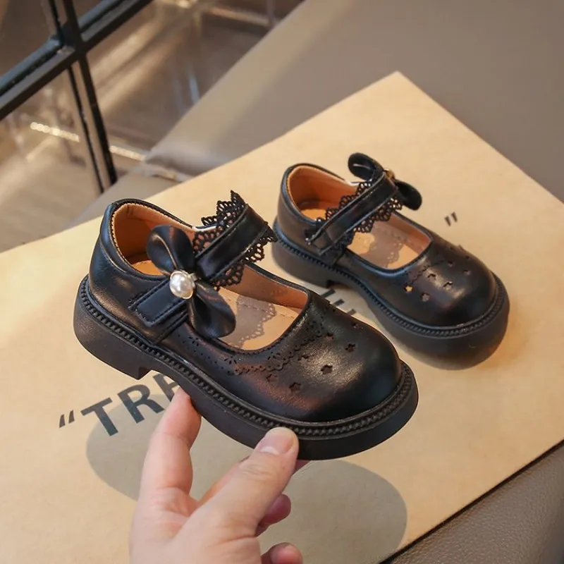 

2026 Spring Girls' British Style School Shoes, featuring lace trim and pearl pendant bows, ideal for princess party shoes.