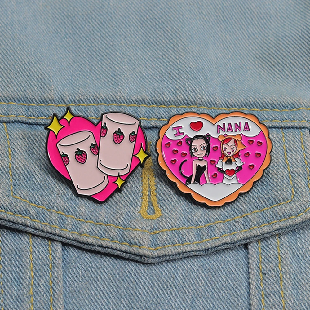 2 broches de metal esmaltados con forma de corazón de anime NANA, diseño de cartón de leche de fresa, insignia para solapa o mochila, regalo divertido para amigos