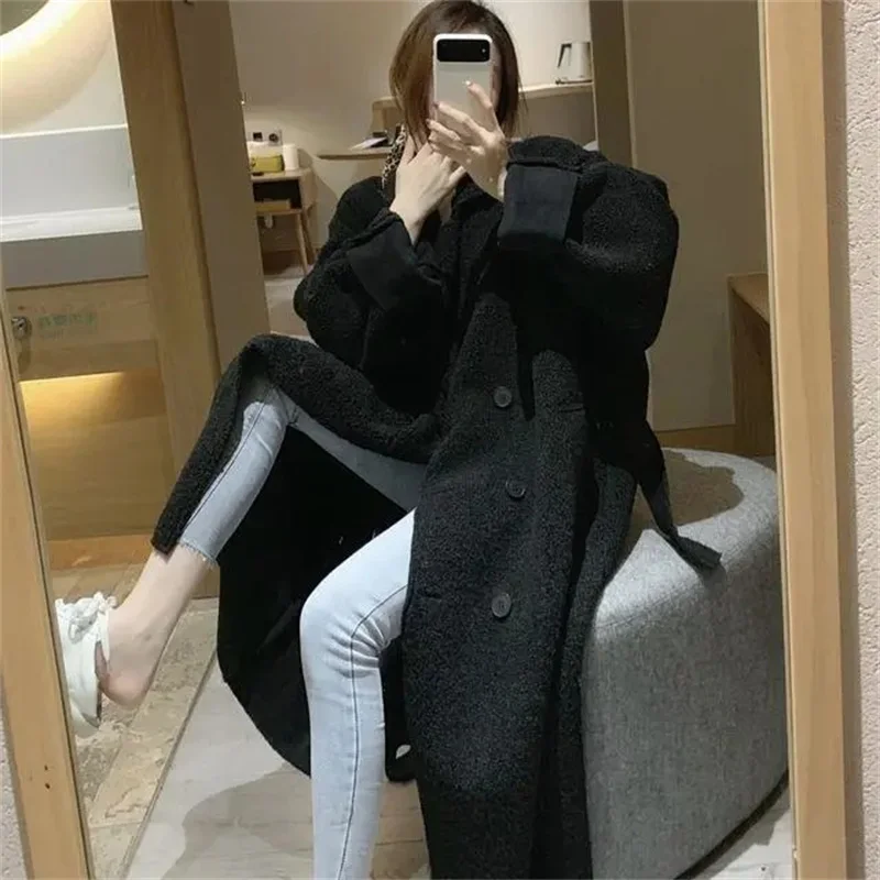 

Leather and Fur Integrated Medium Length Lamb Fur Coat for Women's 2023 Winter New Loose Fitting Lapel Tie up Vintage Loose Coat