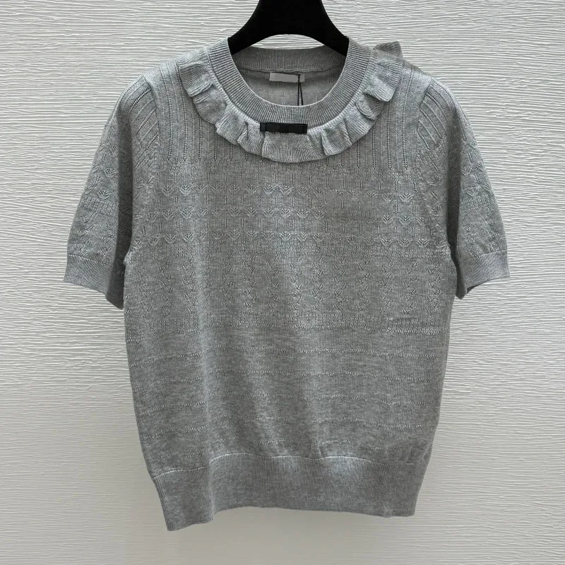 

High-quality women's knitted round-necked blouse shirt with floral trim and pleated fine seams blue gray white 2562283