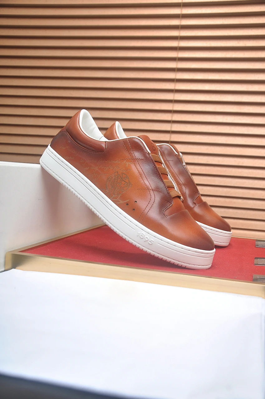 BLLIYOSS 2026New Men Shoes Calf leather stitching Three dimensional relief sculpture Embossed badge pattern 1895 Paris Old moeny