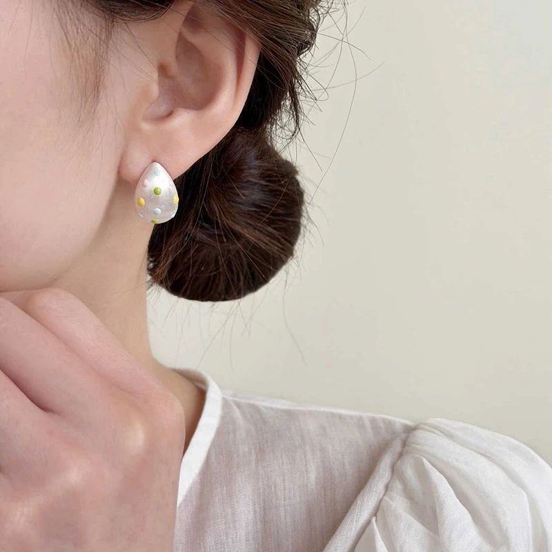 Macaron-farbige, gepunktete, silberfarbene, gebürstete, tropfenförmige Ohrringe für Damen, trendiges Accessoire, vielseitiges Schmuckdesign, modisch – Detail 9