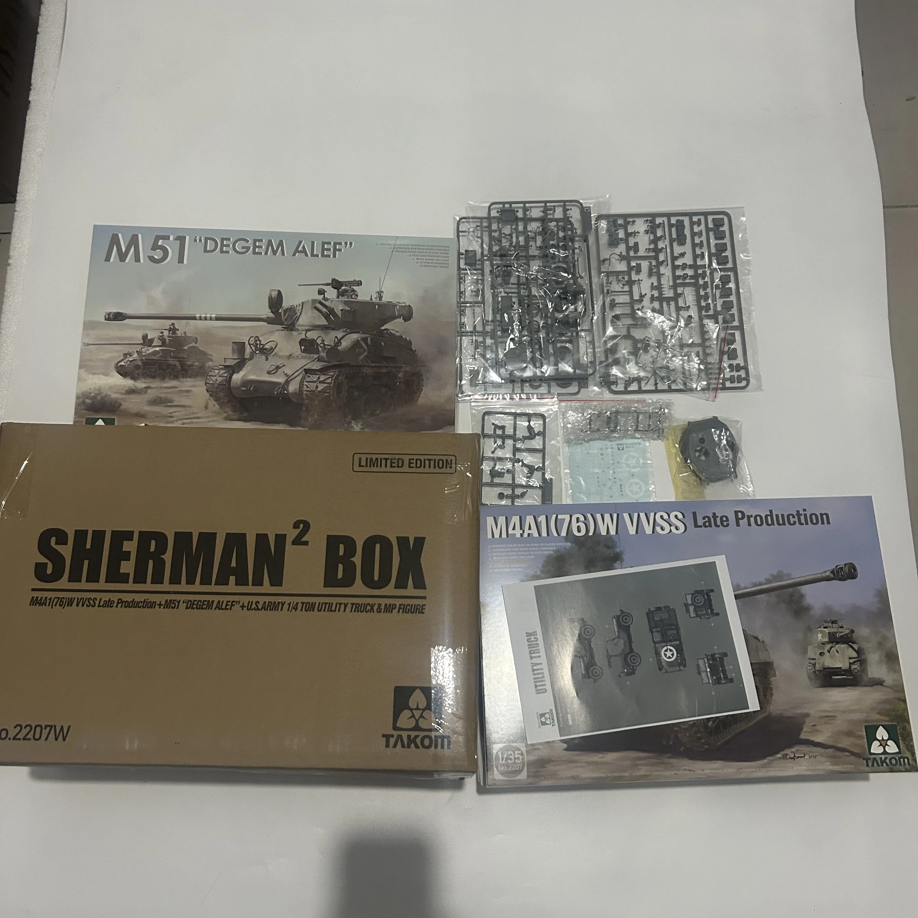 TAKOM 1/35 SHERMAN2 BOX 2207W M4A1 76(W) VVSS Late Production+M51 