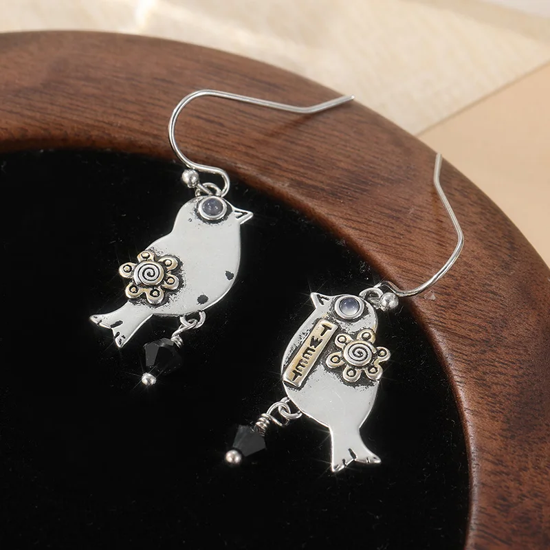Vintage-Ohrringe für Damen, verziert mit schwarzen Steinen, ethnische silberfarbene Metall-Ohrringe mit handgeschnitztem Vogelmotiv, für Damen – Detail 4