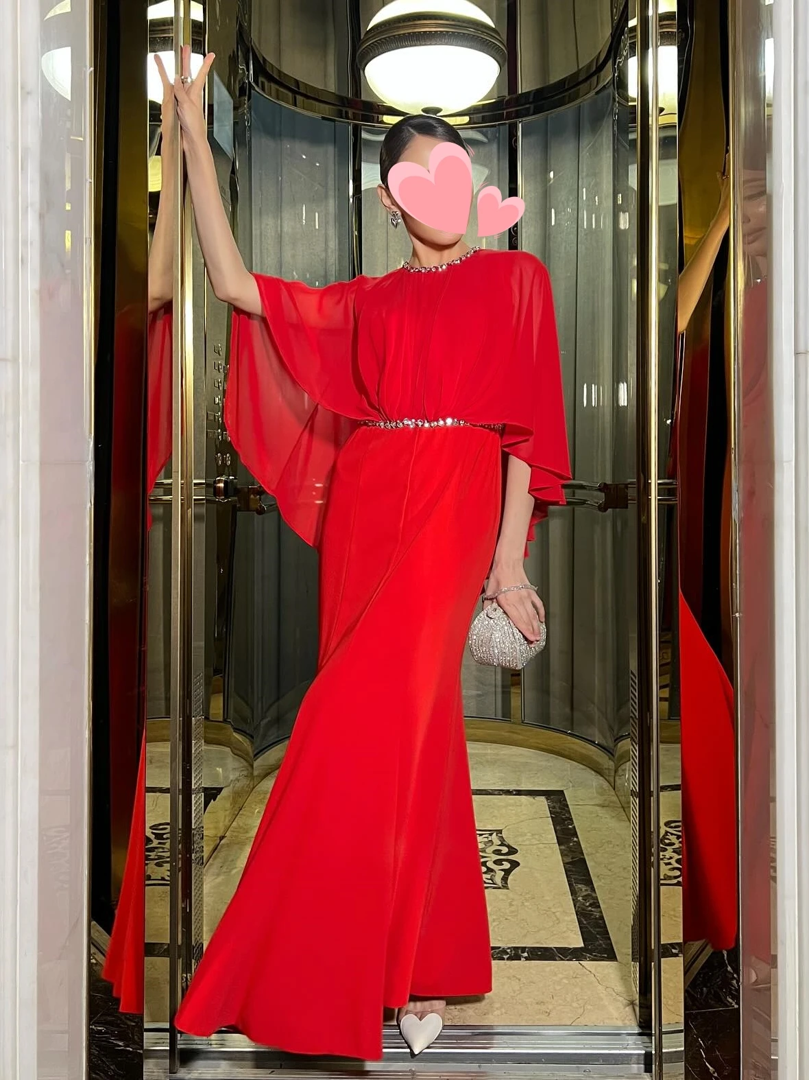 Sukienka wieczorowa na studniówkę, elegancka, vintage, słodka, czerwona, syrenka, szyfonowa, z koralikami, peleryna, możliwość personalizacji, na formalne okazje.