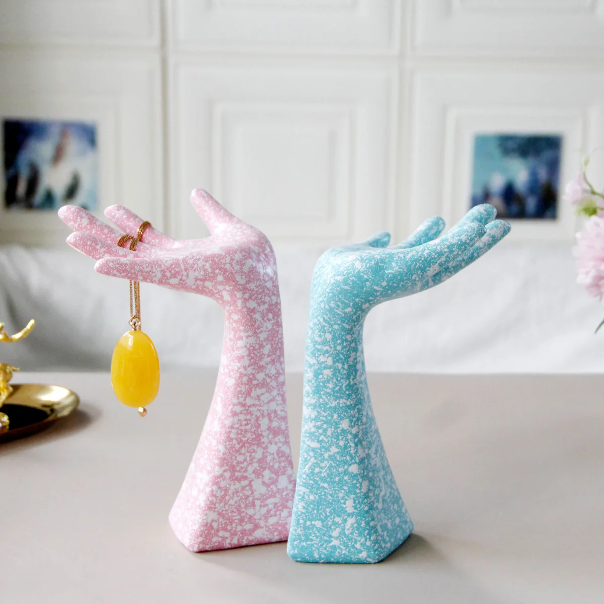 

Simple European Style Jewelry Shelf for Women, Home Desktop Accessories, Blue and Pink Resin Crafts Decorations