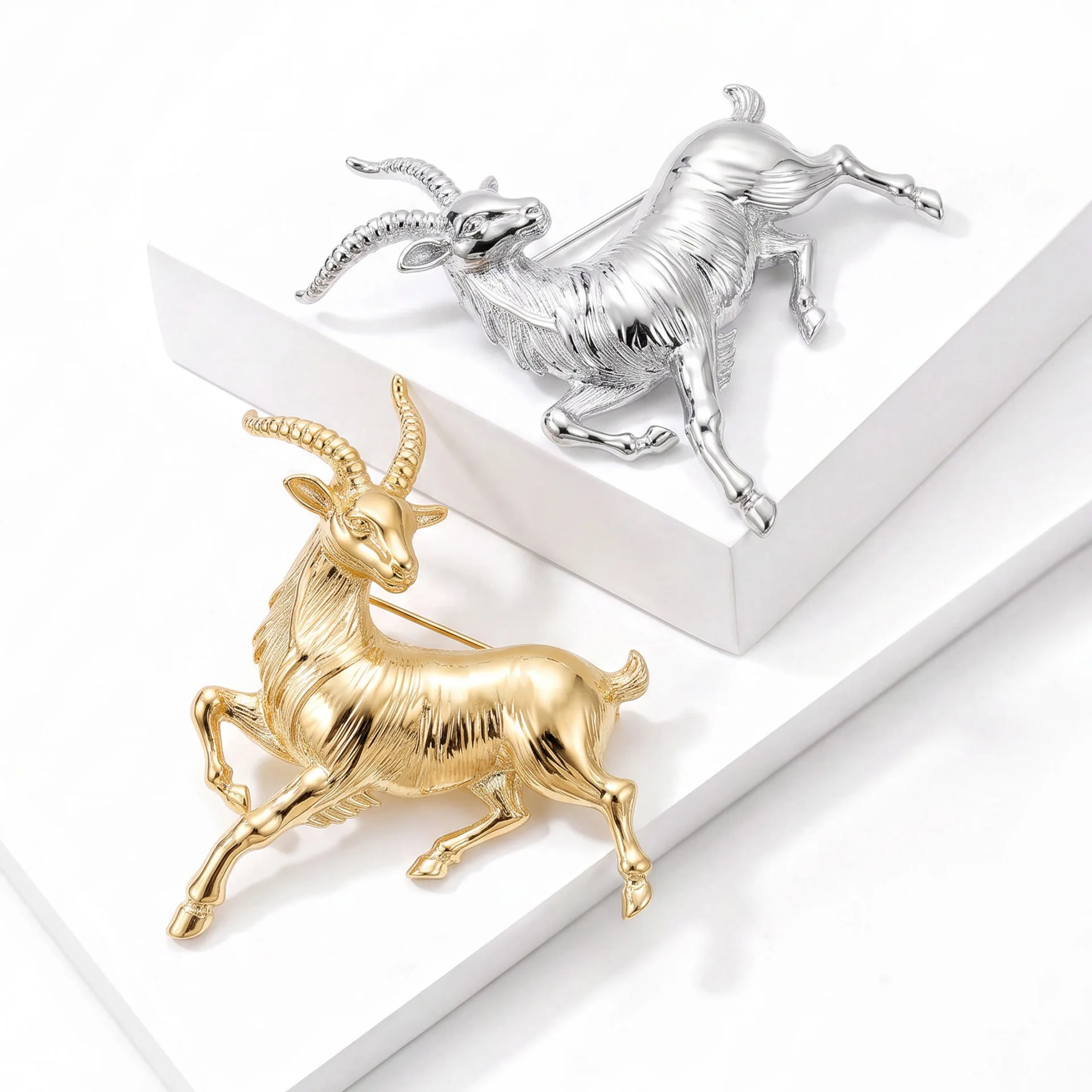 Cross border minimalist creative diamond studded goat head brooch, luxurious alloy animal pin accessory