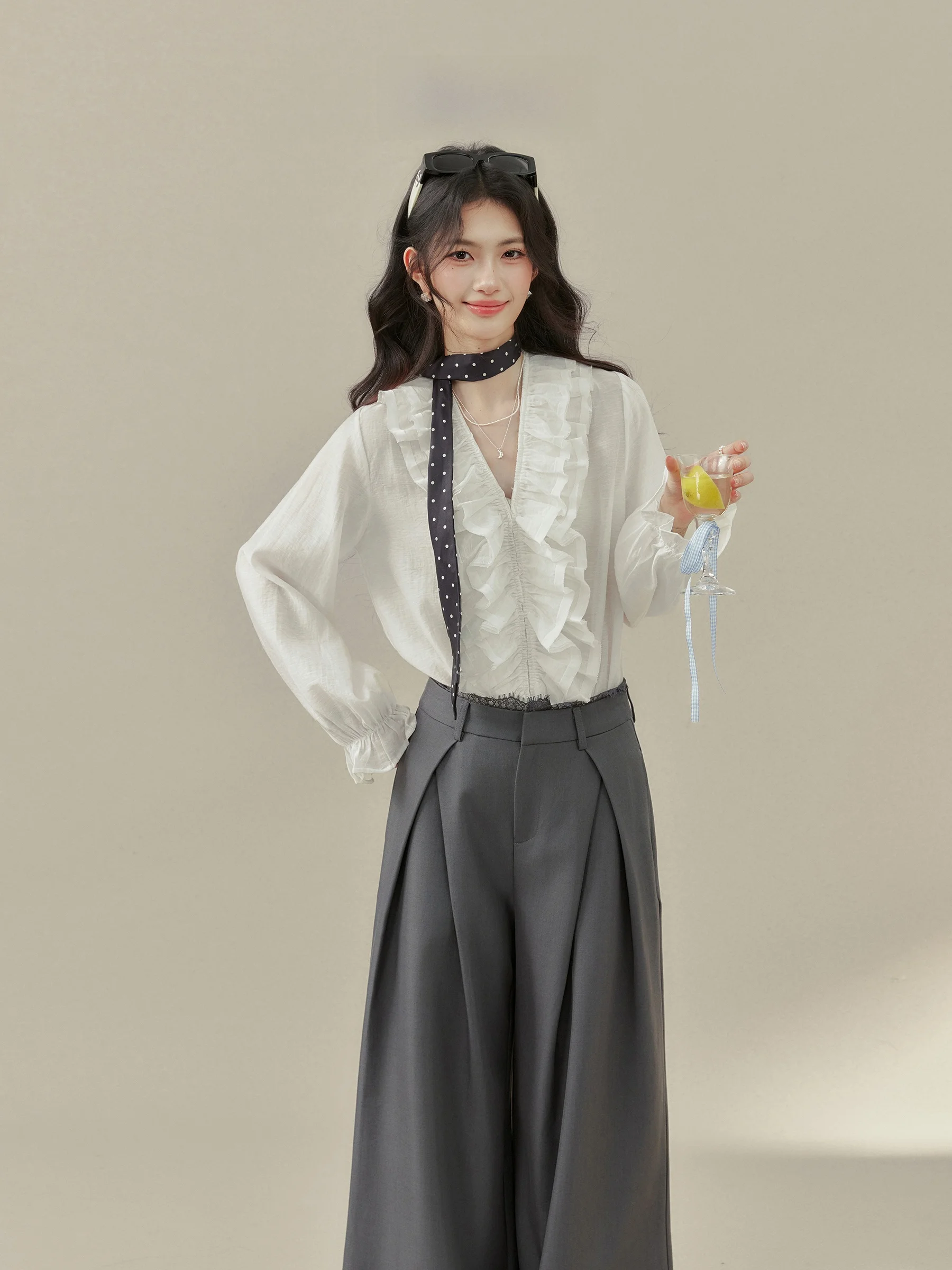 

Ele Loose Women's irt Inner Wear White V-ne with Wooden Detail Faionable Spring Season Casual irt