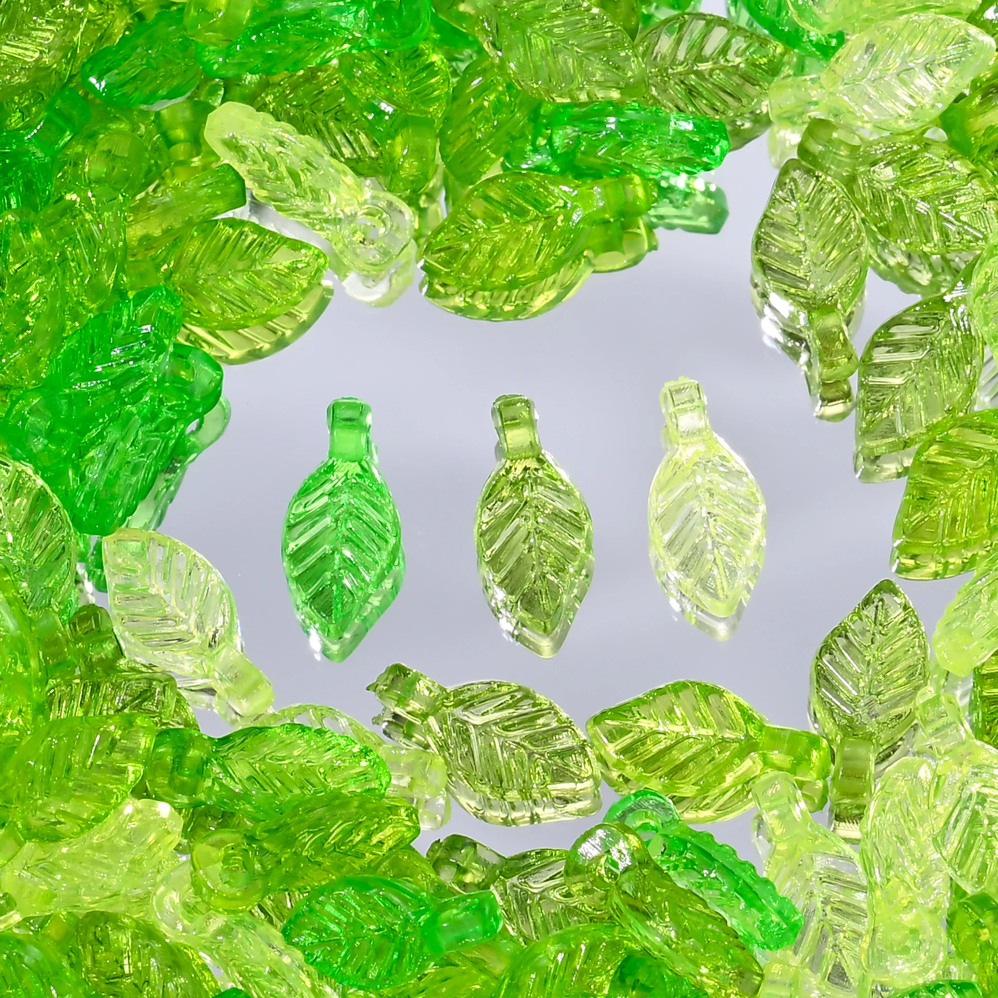 500 Stück grüne transparente Harz-Blattperlen, lose Acryl-Pflanzenblatt-Abstandshalter für die Schmuckherstellung, DIY-Halskette, Armband, Ohrringe – Detail 1