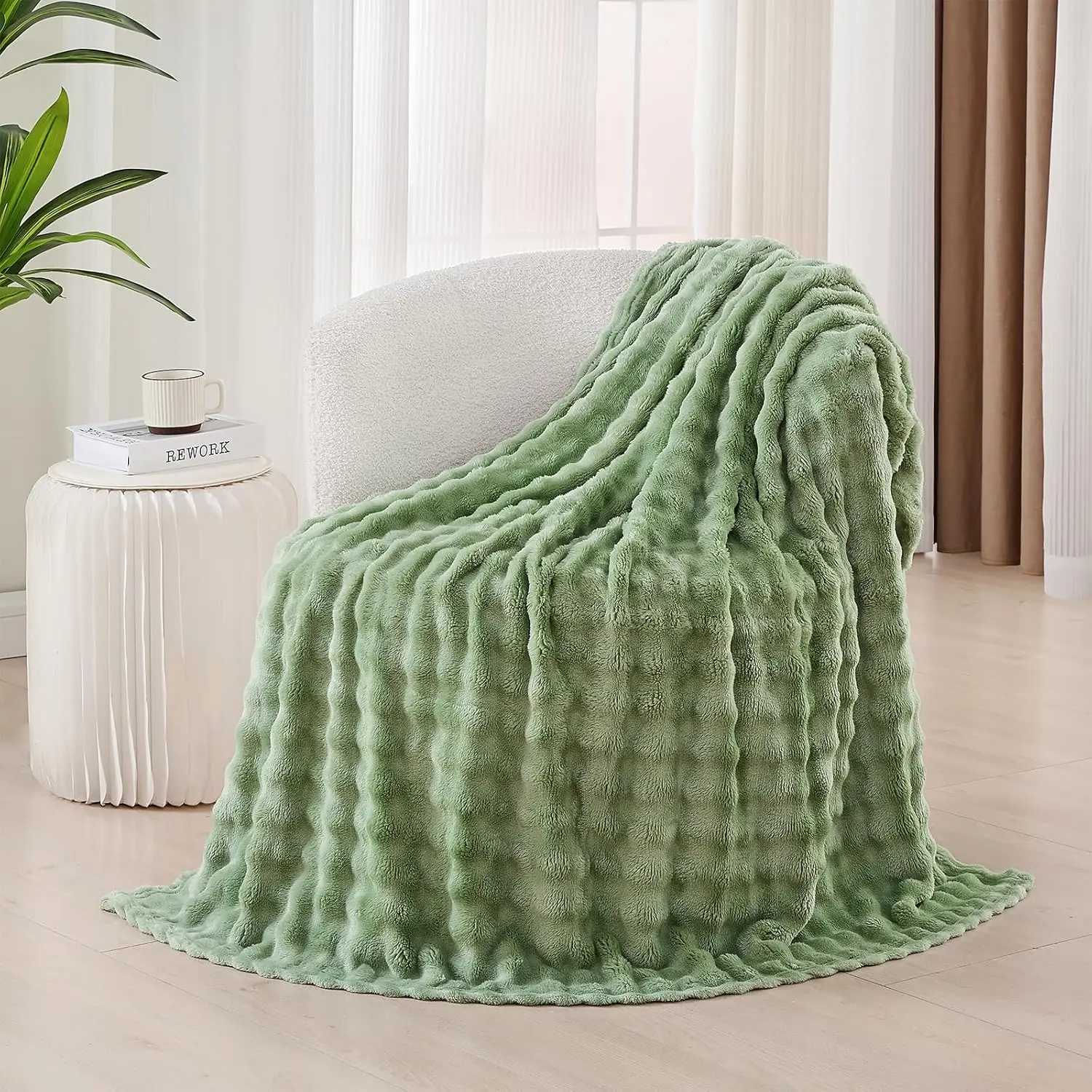 Sage Green Fleece Throw Blanket Super Soft Lightweight Fuzzy Blanket for Bedroom Home Decor Cozy Fluffy Bubble Blanket Gift