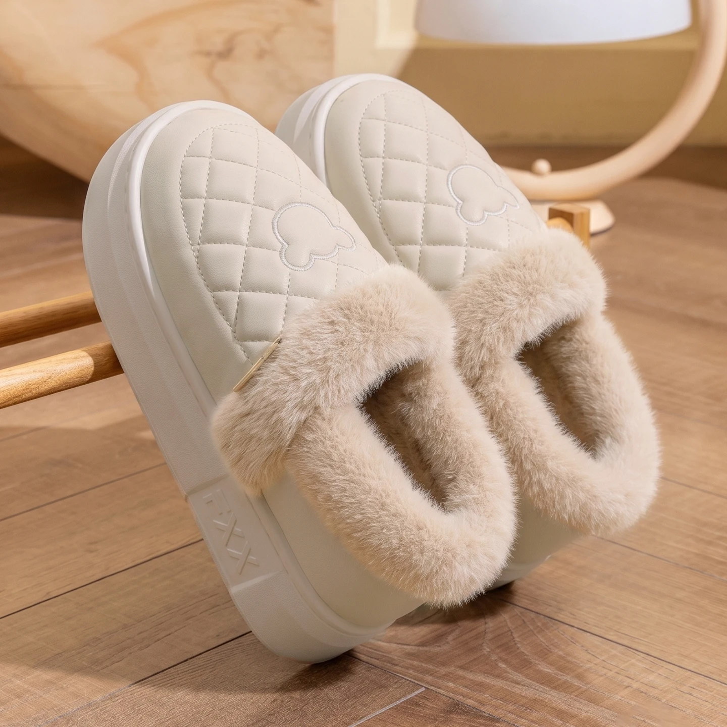 Winter-Wasserdichte Hausschuhe für Damen und Herren, mit dicker Sohle, warmem Plüschfutter, Bärenstickerei, rutschfest, weich, elastisch, für den Innenbereich. – Detail 10