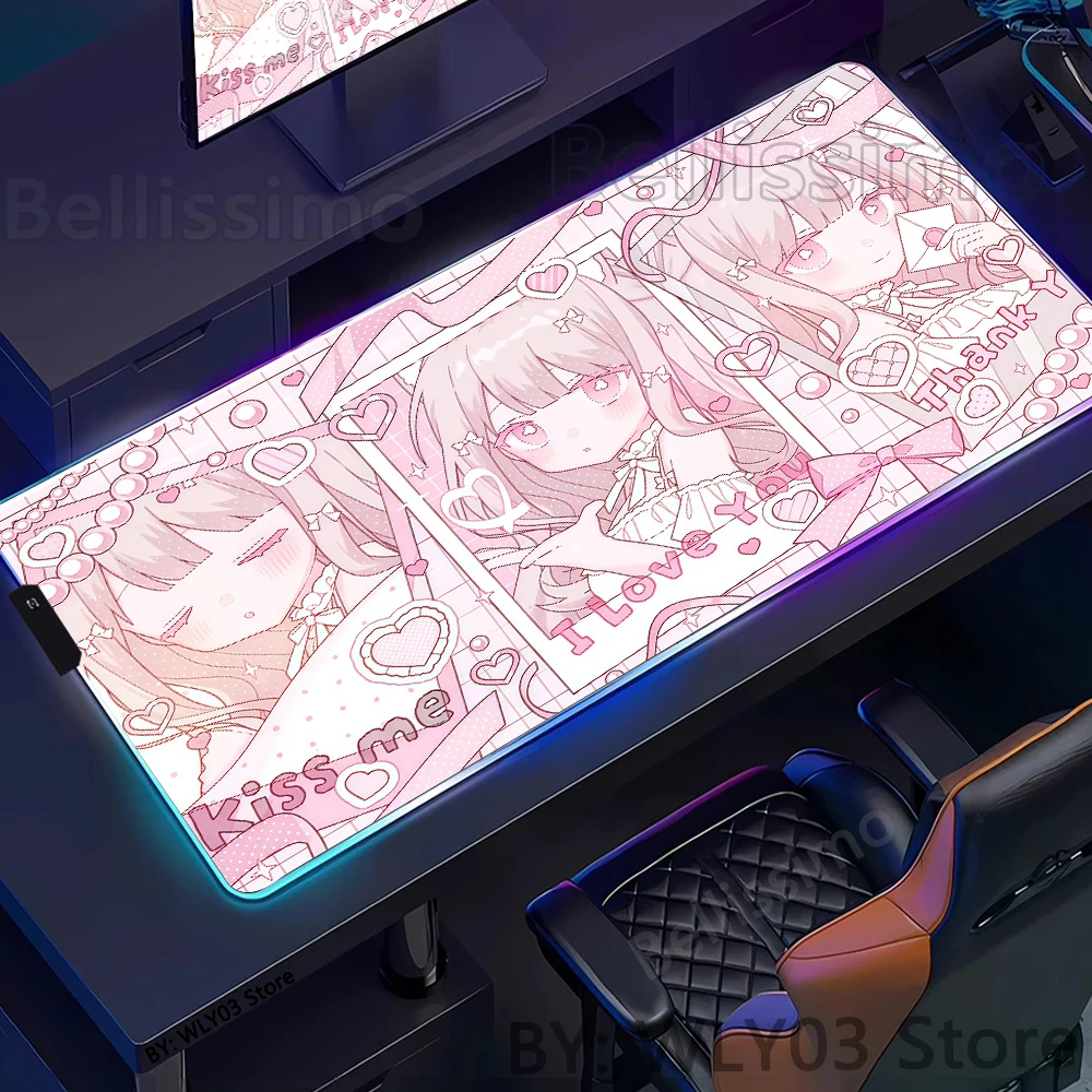 แผ่นรองเมาส์การ์ตูนสีชมพูขนาดใหญ่ RGB สำหรับเล่นเกมส์ แผ่นรองโต๊ะคอมพิวเตอร์ลายอนิเมะสาวน่ารัก แผ่นรองเมาส์สำหรับสำนักงาน อุปกรณ์เสริมโต๊ะทำงาน แผ่นรองเล่นเกมส์ LED