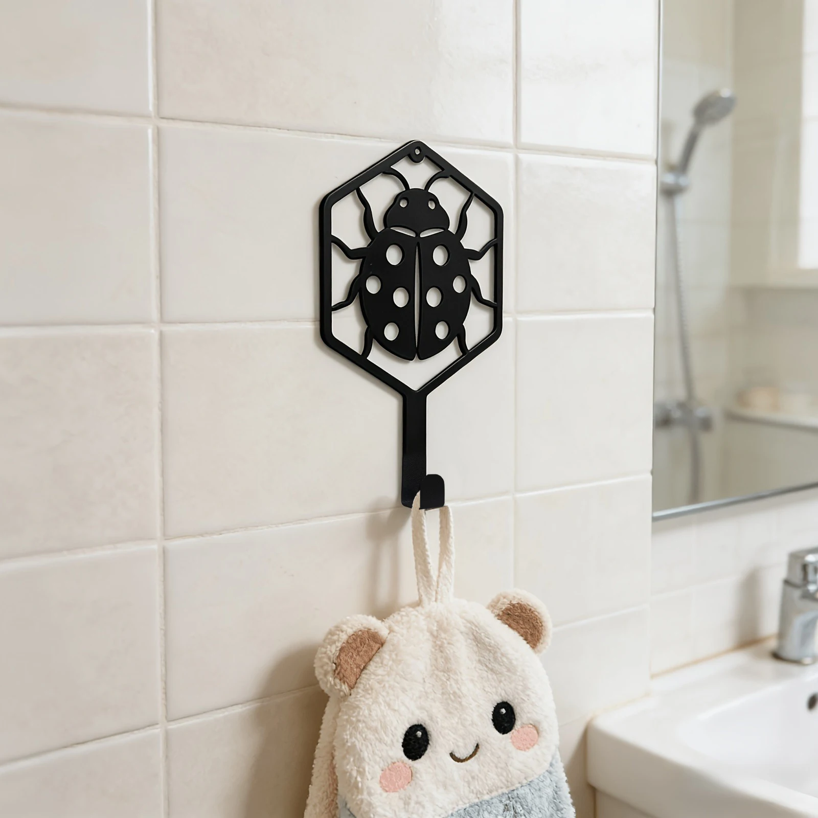2D 1pc Hexagonal Wall Key Rack，Modern Minimalist Ladybug Design Metal Hook, Household Multi-Functional Coat And Key Rack