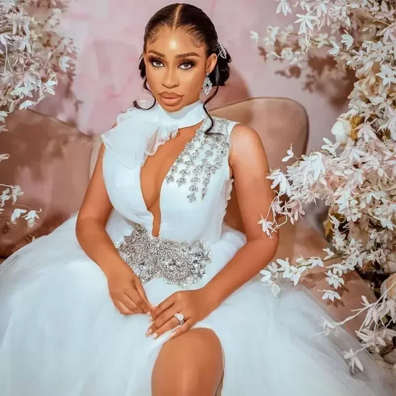 Maßgeschneiderte High Neck Hollow Chest Vestidos De Noiva A-Linie Brautkleider Sweep Zug Kristalle Perlen Split Side Brautkleid