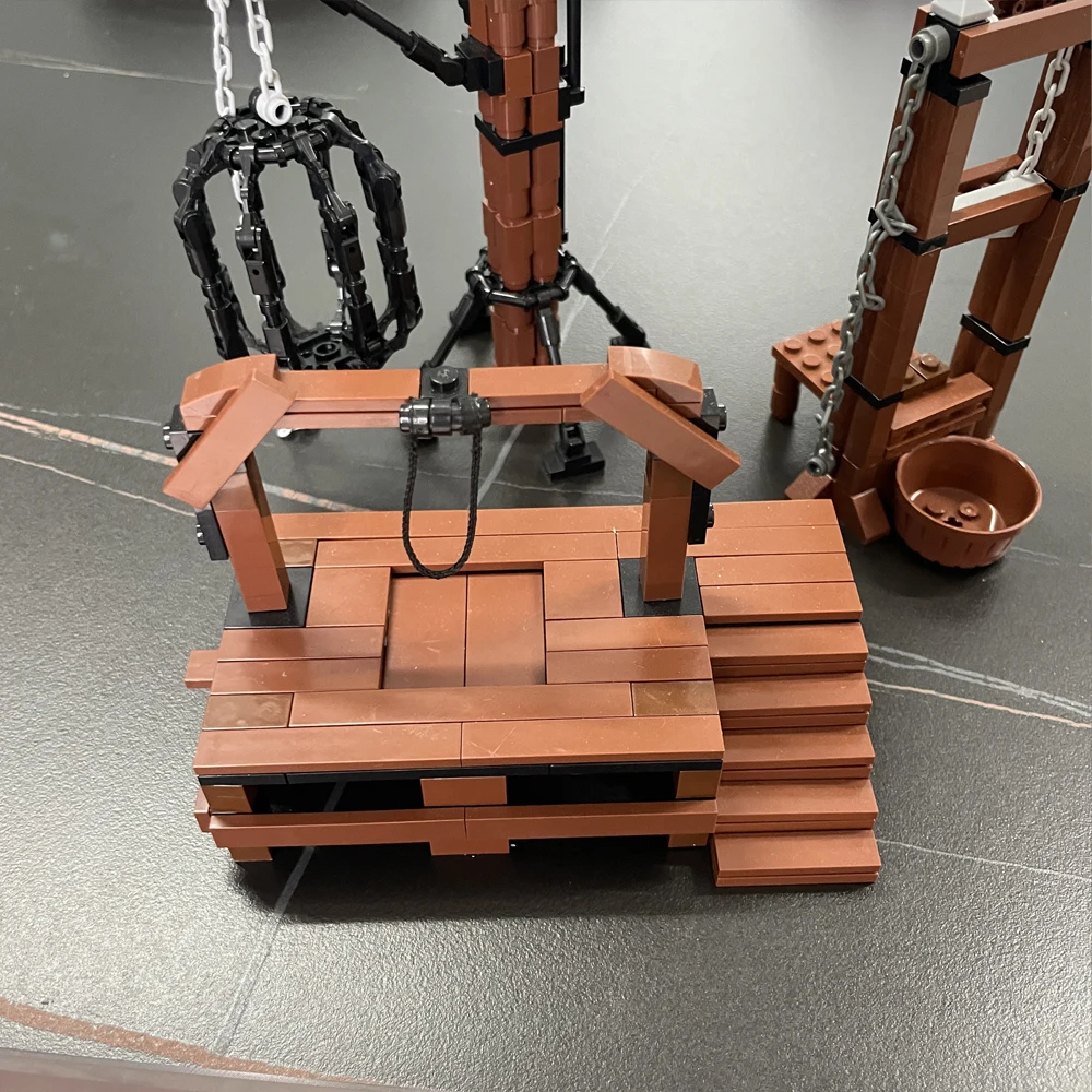 مجموعة مكعبات بناء مكونة من 3 قطع، وطاولة استفزاز، ومقصلة، ونموذج مكعبات بناء القفص المعلق، وديكور ملحقات الجسيمات الصغيرة