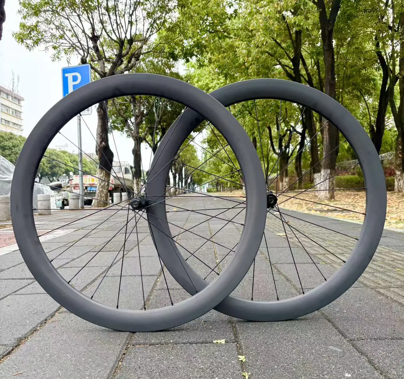 

700C Road Carbon Fiber Wheelset, Center Lock, 54t Planetary Cassette, Height 45/50/60mm, Width 28mm, Weight 1355g, Suitable for Road Use.