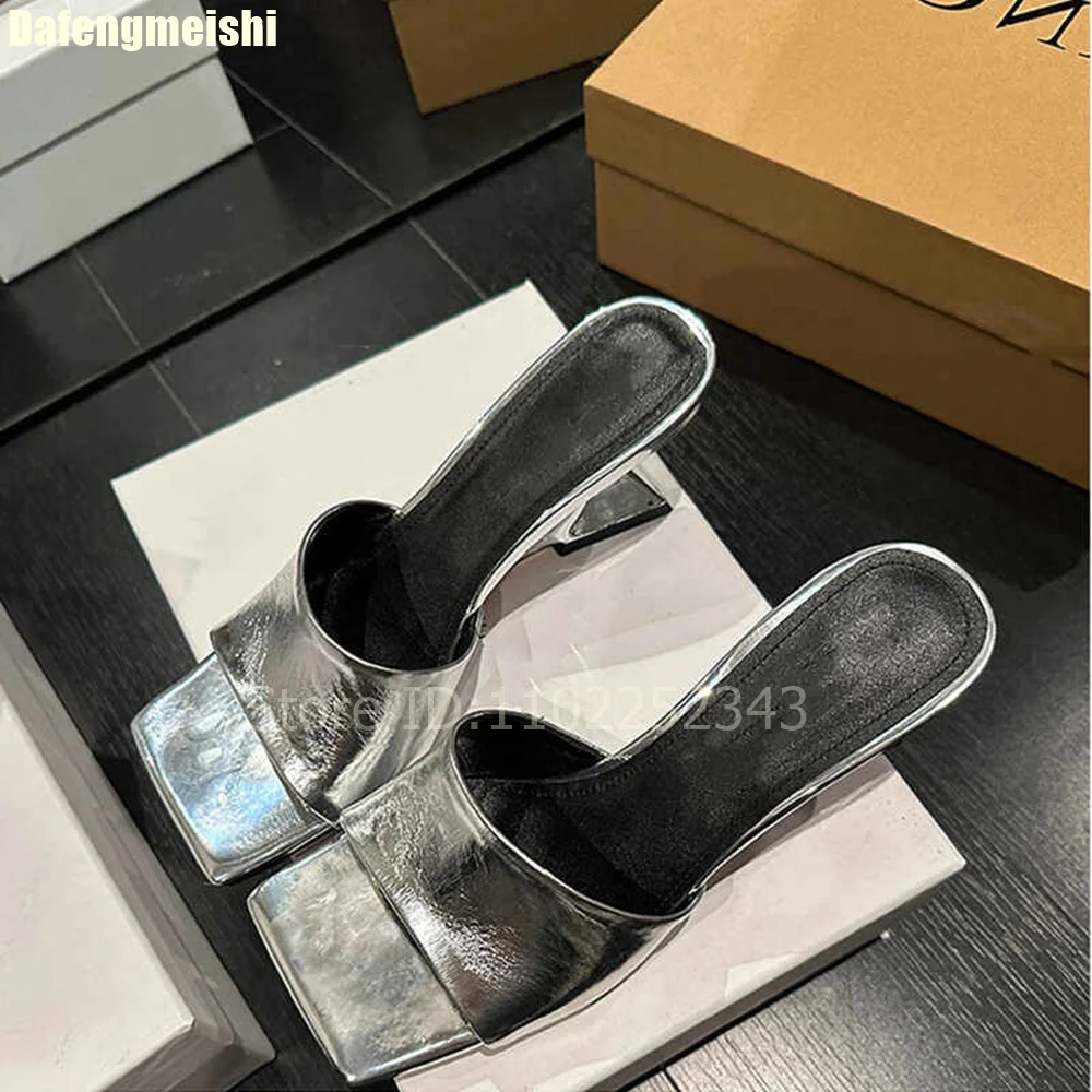 

Новые летние женские кожаные сандалии-слайды 2026 года на высоком каблуке, с открытым квадратным носком, серебристые, модные, без застежек, с одним ремешком