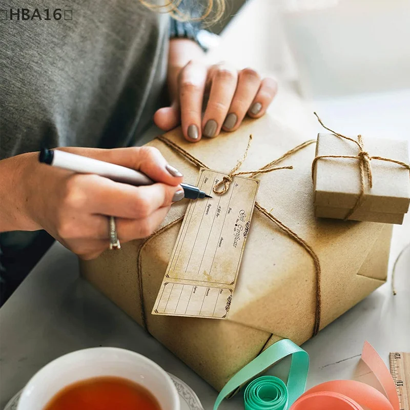 네일 고객 프리미엄 종이 카드에 완벽한 골드 반짝이 장식이 있는 우아한 빈 상품권 카드