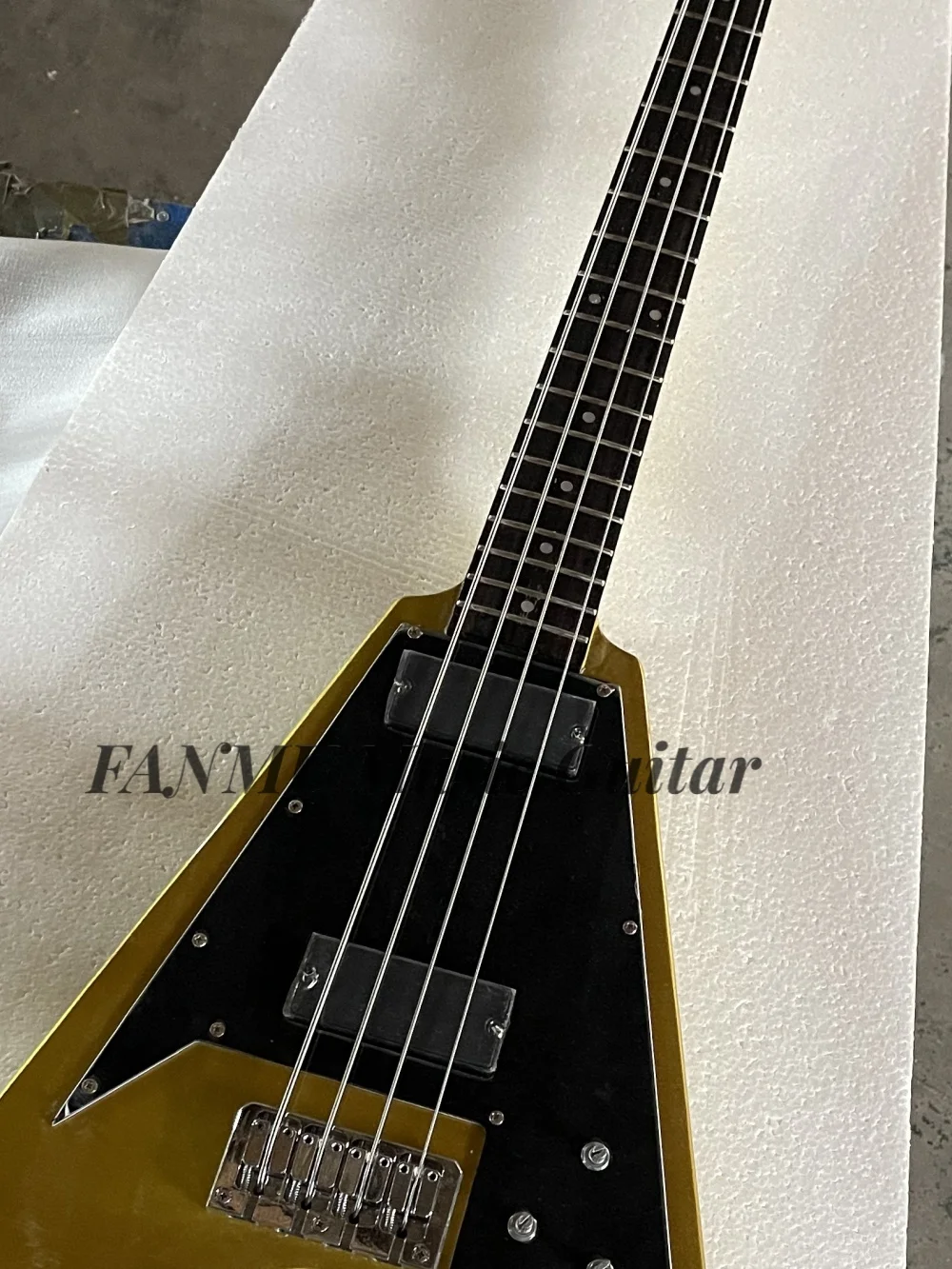4-string golden bass, high-quality bridge, black pickup board, maple neck through solid wood body, chrome hardware, customizable