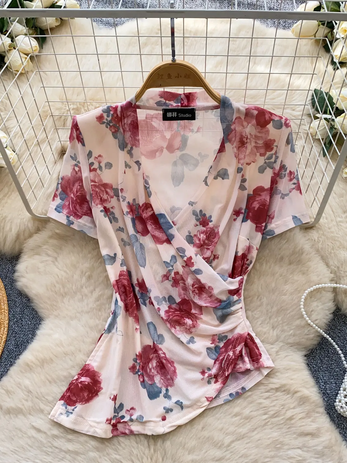 

Корейская женская блузка с V-образным вырезом и цветочным принтом, с коротким рукавом, весна-лето, новая модная свободная приталенная модель