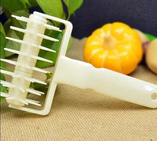 

1PC Plastic Baking Pizza Cookies New Dough Roller Pastry Pie Needle Wheels Cutter Sewing Machine Cake Bread Hole Punch OK 0241