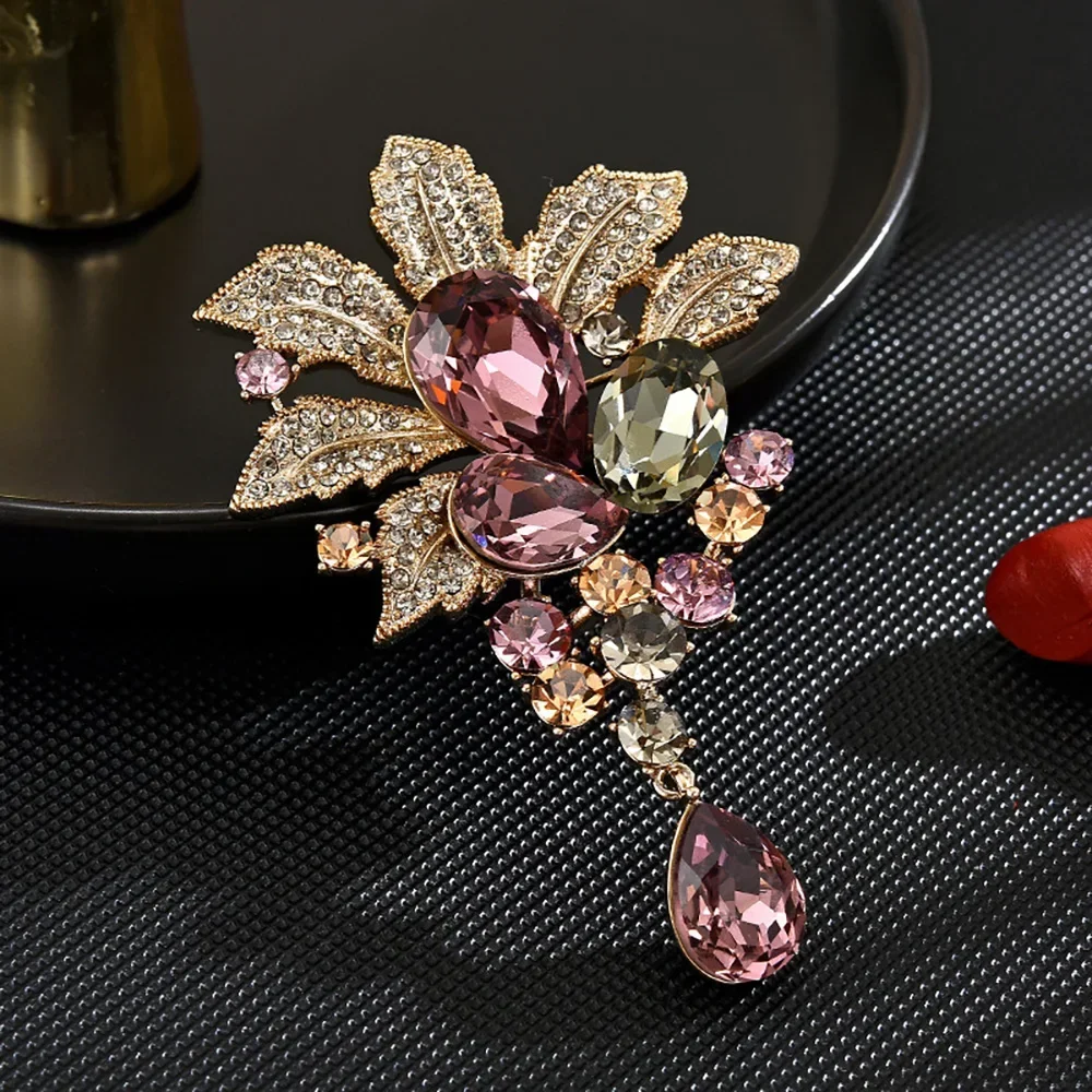 New Metal Maple Leaf Rhinestone Brooches for Women Fashion Elegant Versatile Clothing Accessories Safety Pins