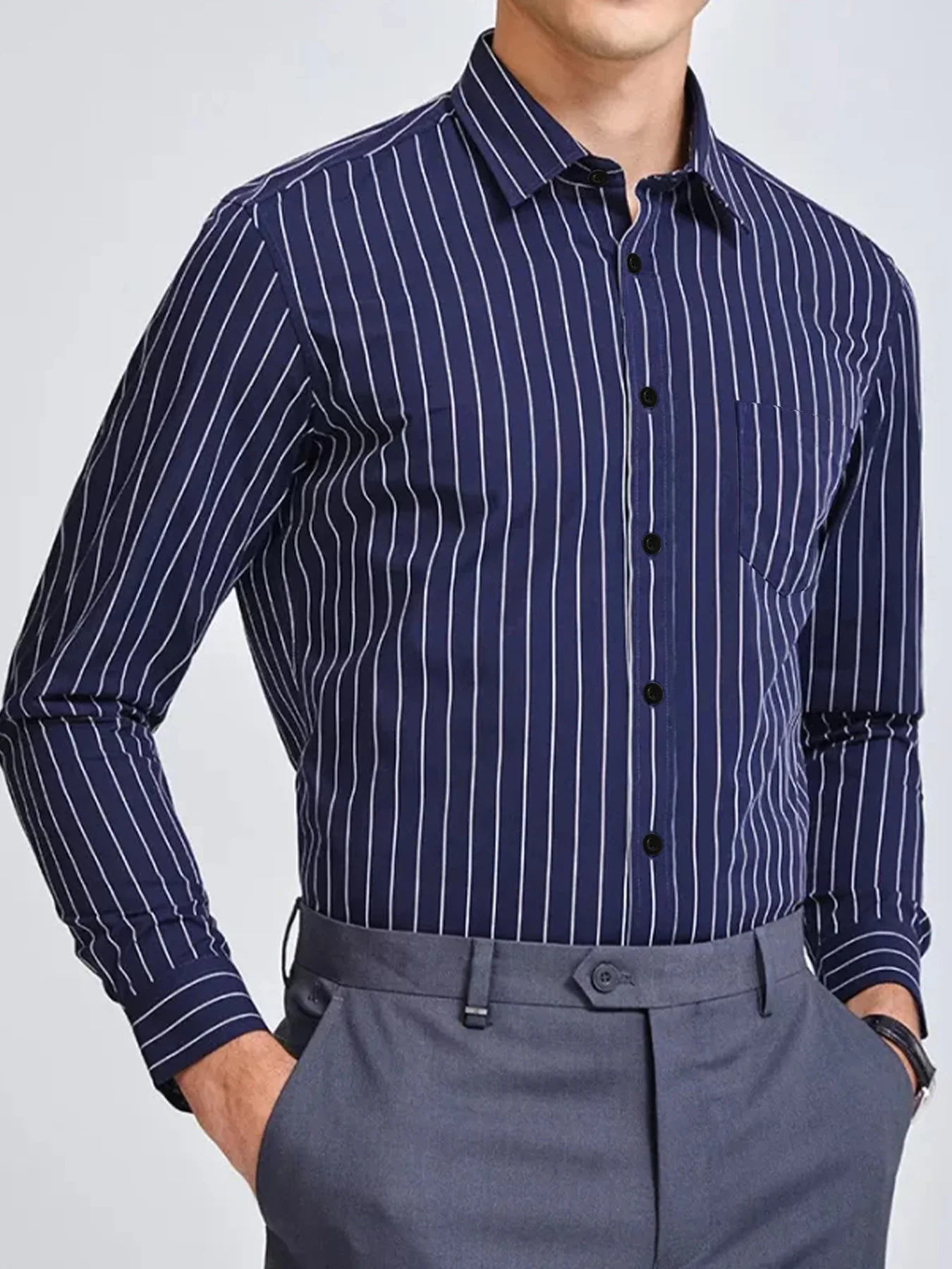 

Мужская рубашка премиум-класса в американском стиле с длинными рукавами в вертикальную полоску, подходящая для повседневной носки весной и осенью.