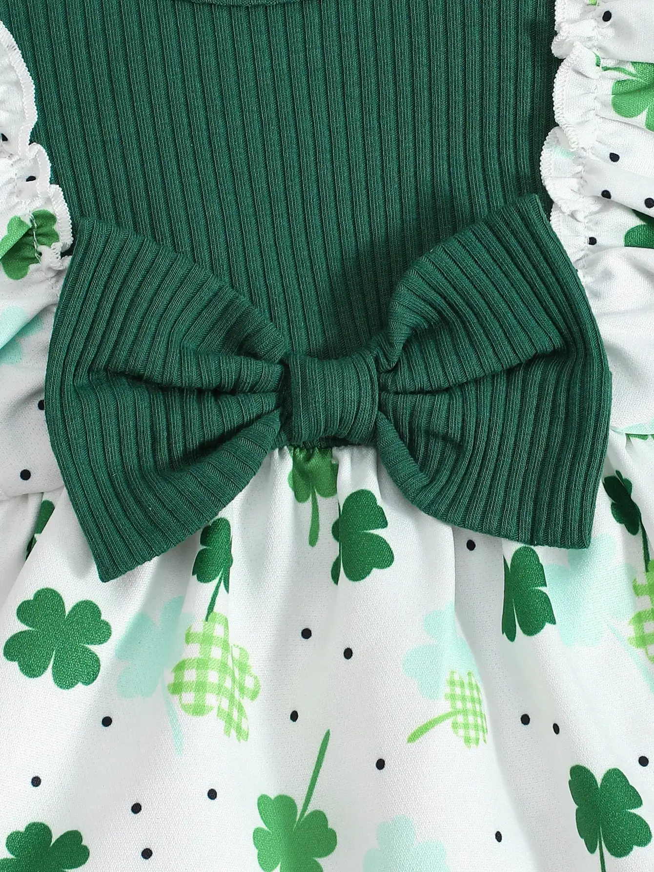 Baby-St.-Patricks-Tag-Kleid, Mädchen-Kleid mit kurzen Ärmeln und Kleeblattmuster, dunkelgrünes, geripptes Oberteil mit großer Schleifendekoration. – Detail 4
