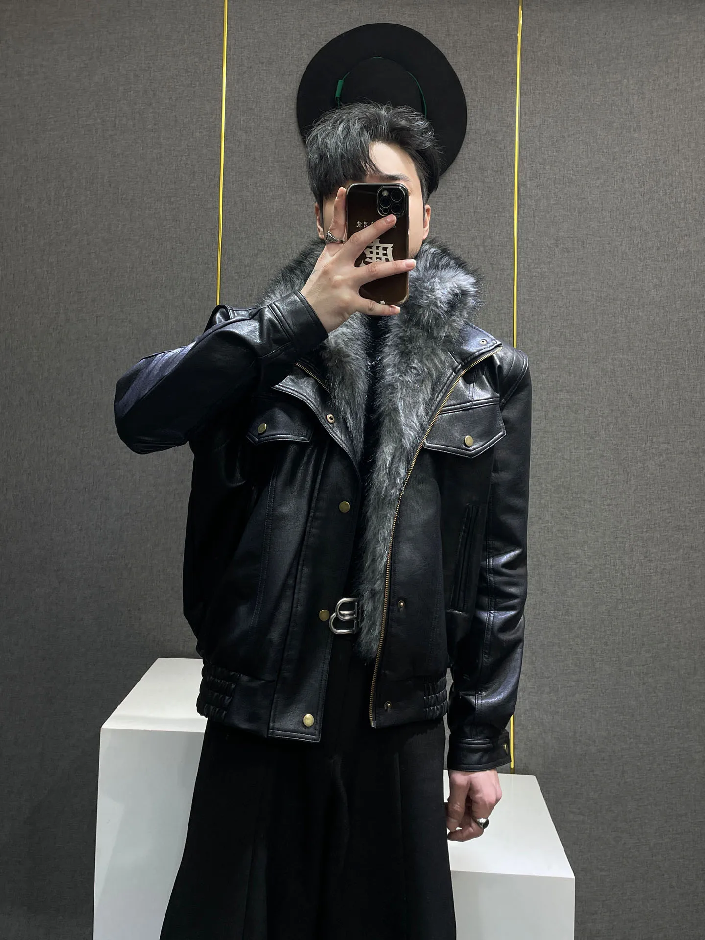 

2026 Spring Men's Bla Leather Jaet ort Sle Fur Collar Motorcycle Theme Warmth Provided Zipper Closure Long Sve Coat