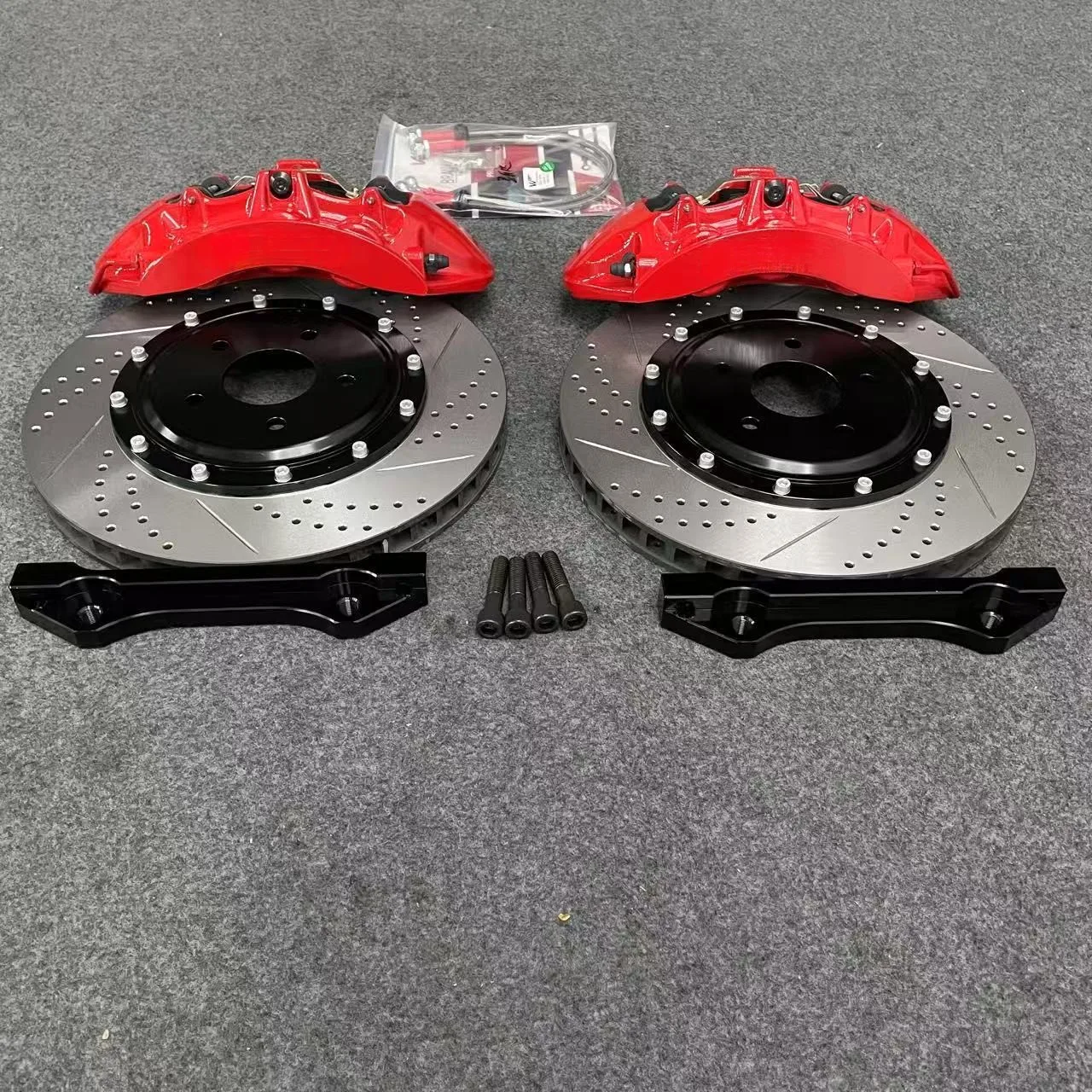 

Новый высокопроизводительный комплект механических тормозов с прорезными дисками для передних колес: 6-поршневые суппорты, диски 355 мм, 380 мм, 420 мм