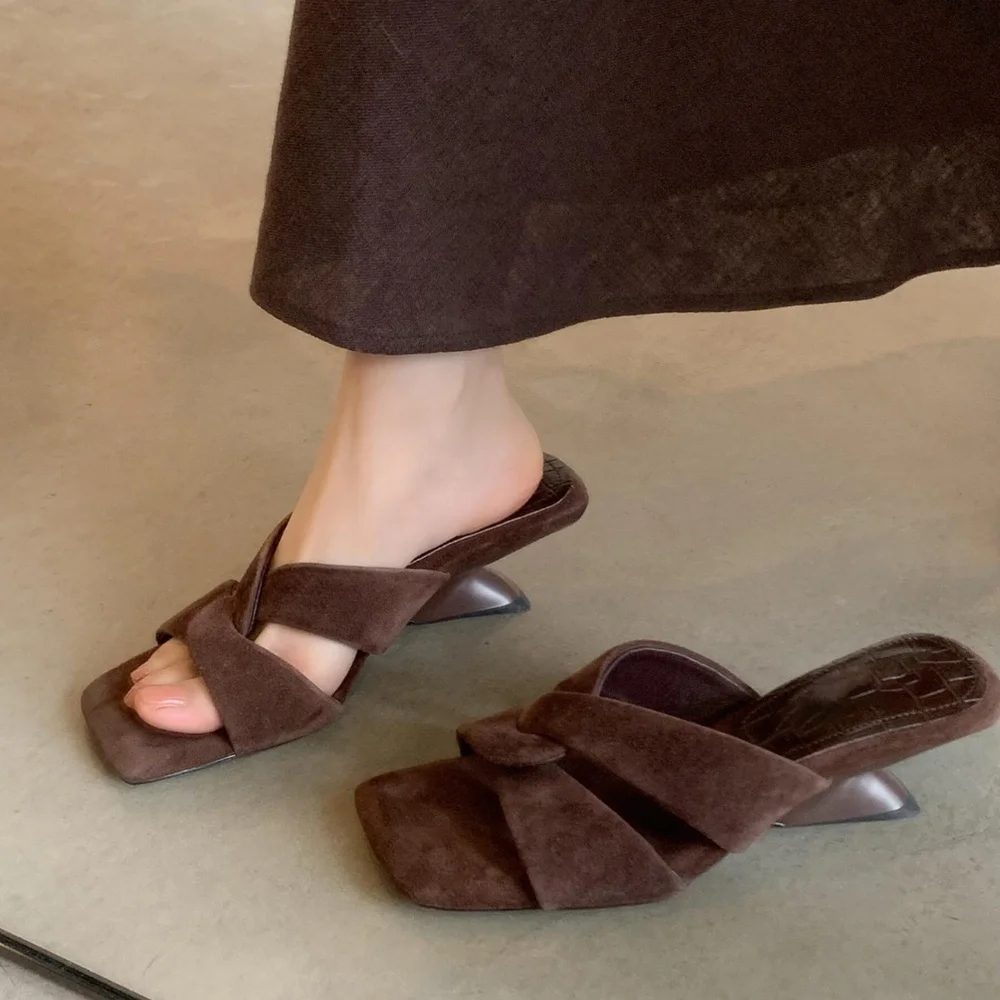 Französische offene Zehenpartie, gedrehter Keilabsatz, gerade Pantoletten, 2026 neue Damen-Sommer-Sandalen mit eckiger Zehenpartie – Detail 6